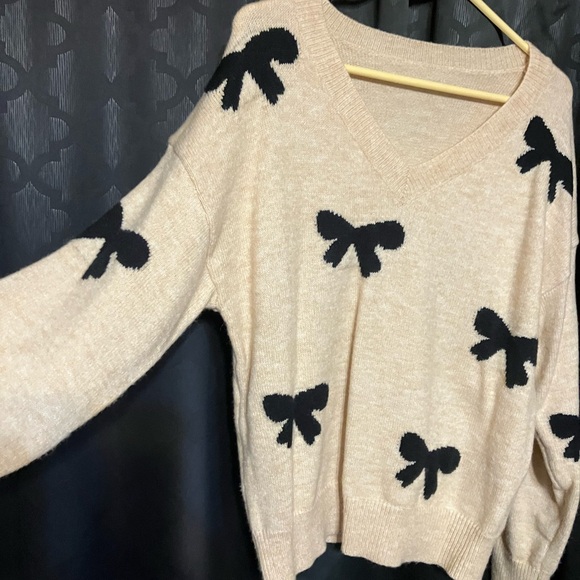SHEIN Sweaters - SHEIN Beige V-Neck Sweater with Black Bow Details